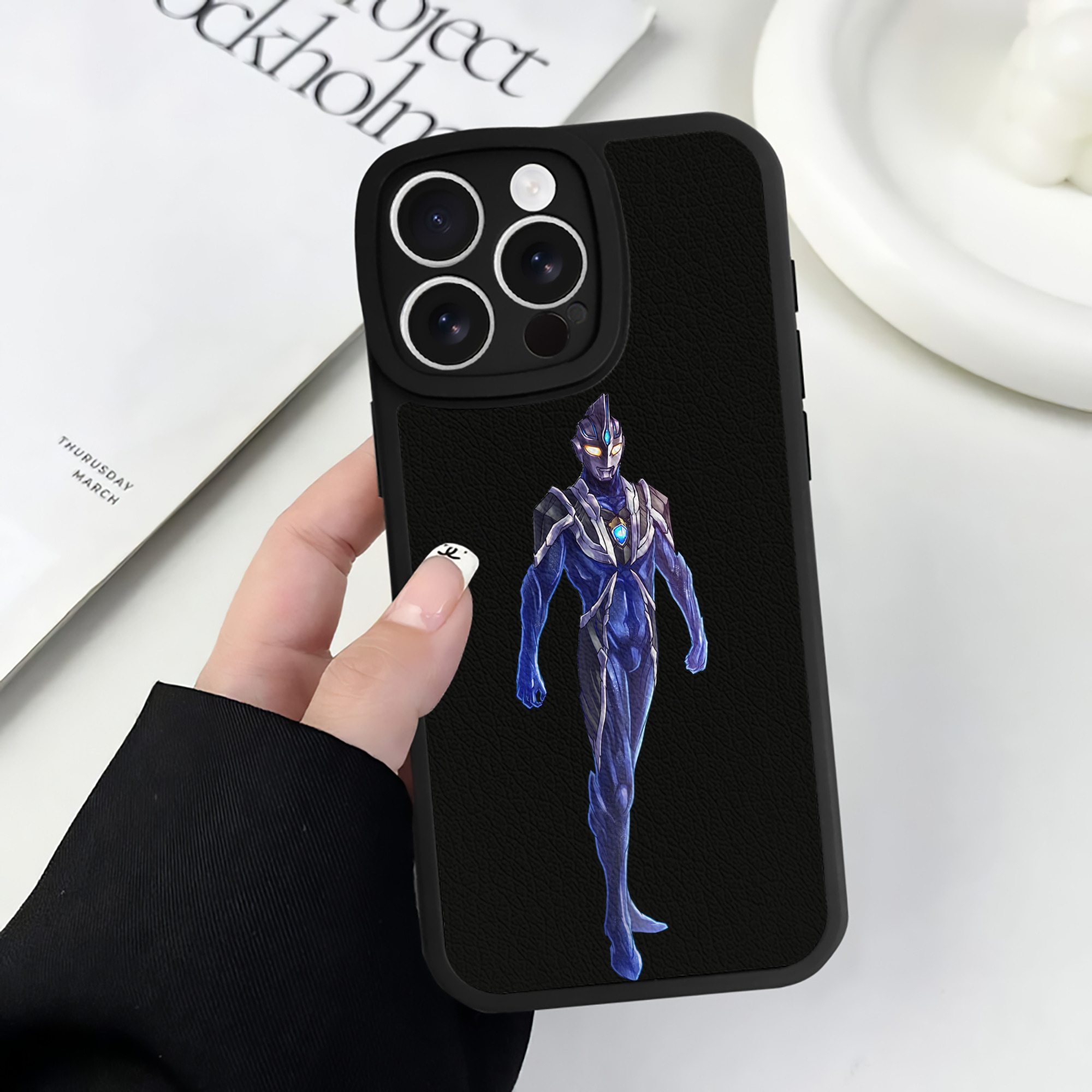 （画像用） ウルトラマン Ultraman 【iPhone 16シリーズ対応】シリコンスマホケース（レザー調） 材質：シリコン